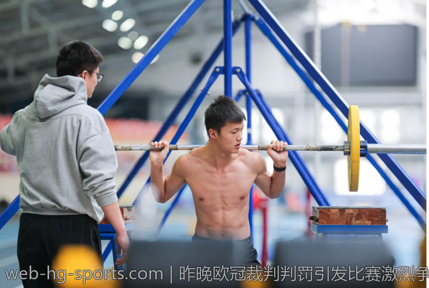 昨晚欧冠裁判判罚引发比赛激烈争议剧情
